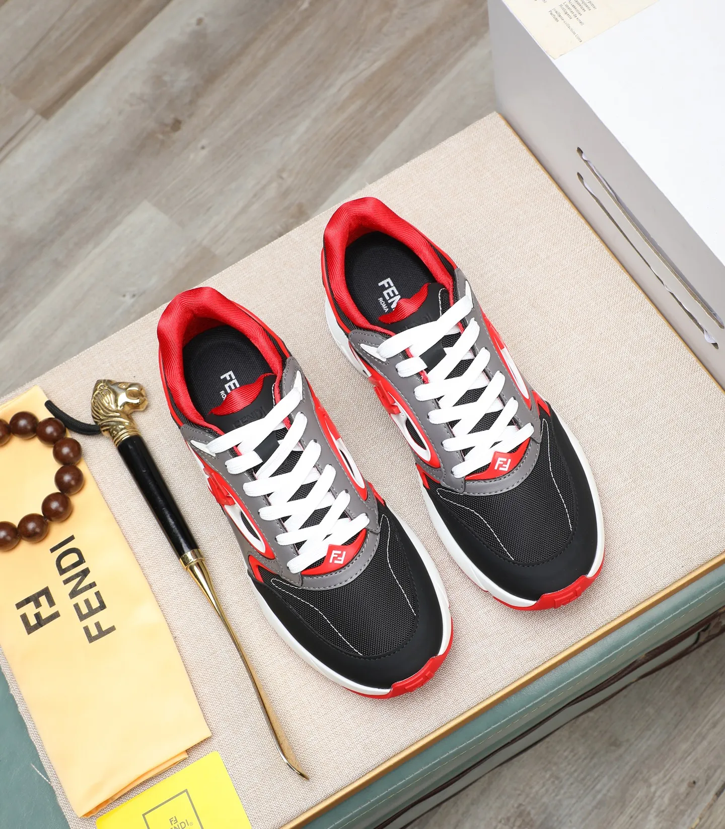 Ex-factory price 760 (high version) [Fendi] Fendi’s latest casual shoes for men! Available at counters simultaneously! A one-to-one replica of the original. Made entirely of imported top-grain calfskin, the interior is made of top-grain water-dyed cowhide, and the original factory-supplied rubber outsole. Leading new fashion concepts. Matching code: 39-44. 38.45 can be customized and cannot be returned or exchanged!